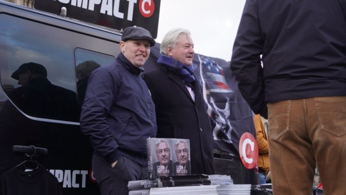 Jürgen Elsässer, Chef des rechtsextremen Compact-Magazins steht vor seinem Merchandise-Auto.