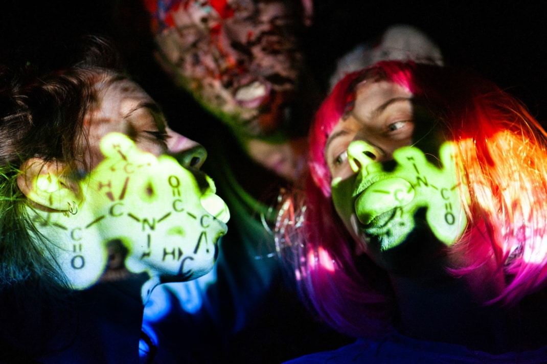 Bunte Visualisierung von Nahrungsaufnahme und -verarbeitung.