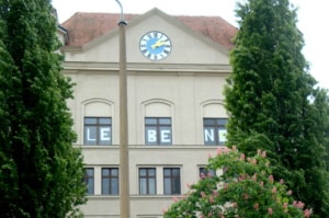 Ehemalige 10. Bezirksschule und ehemaliges Friesenkrankenhaus.
