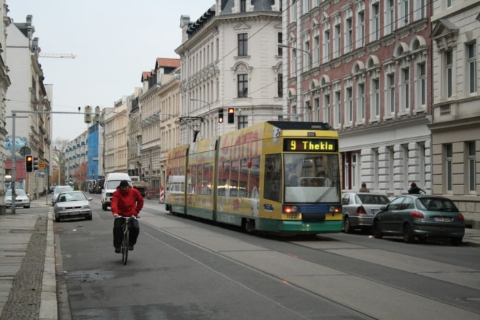 Stand viele Jahre zur Disposition: Straßenbahn in der Arthur-Hoffmann-Straße. Foto: Ralf Julke