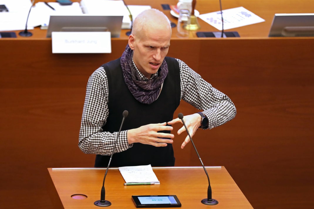 Jürgen Kasek am Rednerpult im Stadtrat.