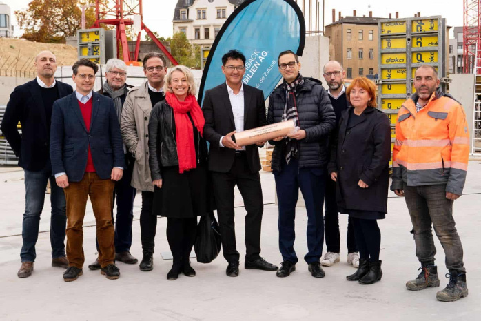 Grundsteinlegung für das neue Quartier: Uwe Pallmann (Projektleiter QUARTERBACK Immobilien AG), Matthias Erhardt (Stadtplanungsamt Stadt Leipzig), Norbert Hippler (rkw Architekten), Frank Lindner (Vorstand Lindner Hotels AG), Sonja Grimbacher (GRIMBACHER NOGALES ARCHITEKTEN GmbH), Tarik Wolf (Vorstandsvorsitzender QUARTERBACK Immobilien AG), Henning Koch (Vorstandsvorsitzender Commerz Real), Mario Schüttauf (Fondsmanager Commerz Real), Steffi Richter (Amt für Bauordnung und Denkmalpflege Stadt Leipzig). Foto: Rene Schindler
