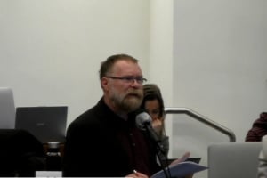 Stadtrat Volker Külow spricht in der Ratsversammlung für die Linksfraktion