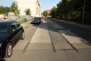 Verbliebene Gleise in der Herrmann-Liebmann-Straße.