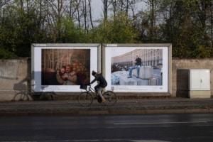 Blick auf großformatige Fotos an Plakatwänden.