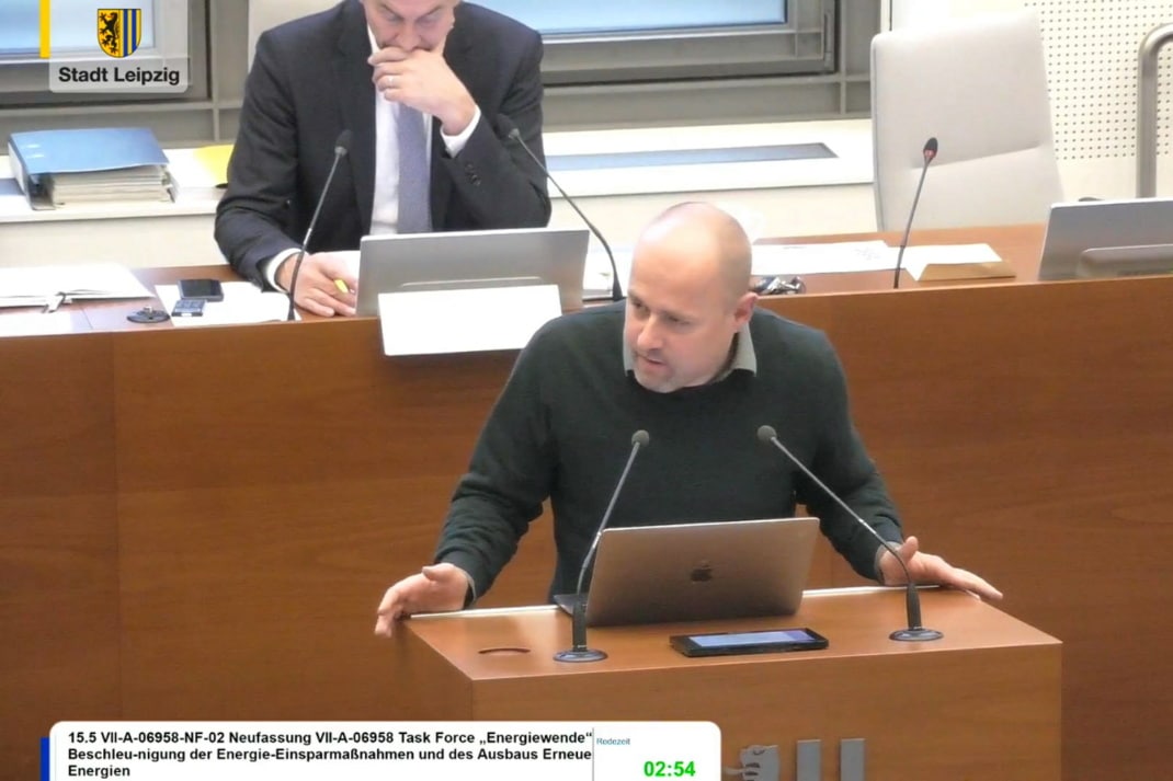 Der grüne Leipziger Stadtrat Tobias Peter am Rednerpult.