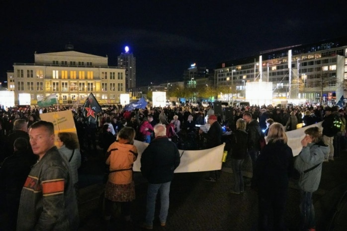 Mehrere hunder Menschen demonstrieren auf dem Leipziger Augustusplatz mit Bannern und Plakaten in der Hand.