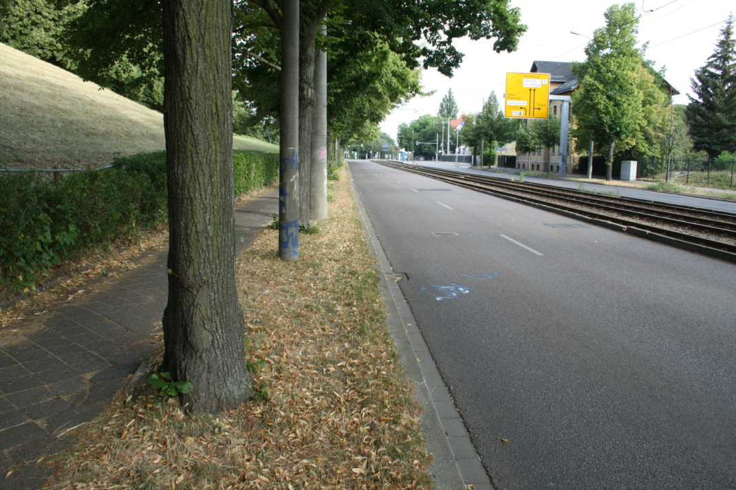 Ab 2024 soll die Prager Straße am Völkerschlachtdenkmal komplett umgebaut werden. Foto: Ralf Julke