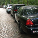 Im Marienweg im Rosental abgestellte Fahrzeuge. Foto: Ralf Julke