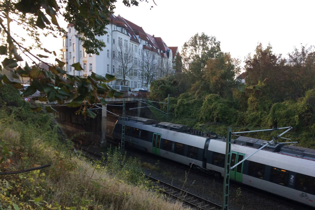 Die Brücke über die Bahnstrecke in der Sasstraße. Foto: Ralf Julke