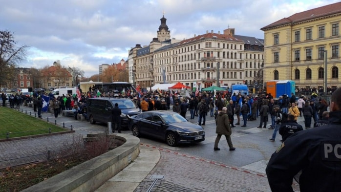 Eine gringe vierstellige Personenzahl steht bei der rechtsradikalen Demo auf dem Simsonplatz.