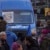 Ein blauer Transporter mit Aufschrift "Auf 1" steht auf dem Platz.