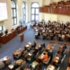 Übersicht des Sitzungssaales im Neuen Rathaus mit den Stadträten