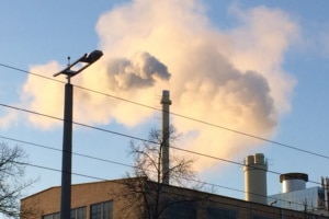 Rauch über Kraftwerk der Stadtwerke Leipzig in der Eutritzscher Straße.