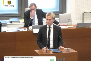 Oskar Teufert spricht zum Antrag des Jugendparlaments. Foto: Livestream der Stadt Leipzig, Screenshot: LZ