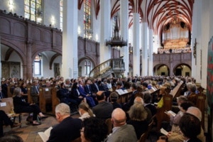 Mehrere hundert Menschen sitzen in der Leipziger Thomaskirche und lauschen der Musik.