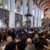 Mehrere hundert Menschen sitzen in der Leipziger Thomaskirche und lauschen der Musik.