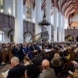 Mehrere hundert Menschen sitzen in der Leipziger Thomaskirche und lauschen der Musik.