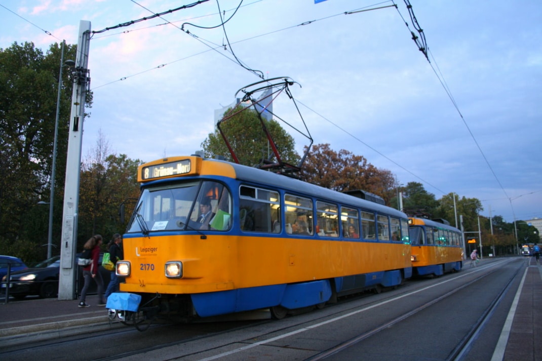 Straßenbahn an der Haltestelle Wilhelm-Leuschner-Platz.
