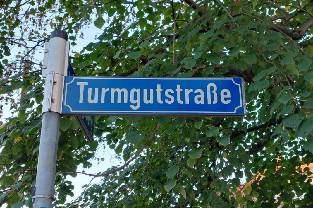 Blaues Straßenschild mit der Aufschrift Turmgutstraße.