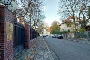 Tor des Russischen Generalkonsulats in Leipzig in der Turmgutstraße. Am Straßenrand stehen vereinzelt Autos.