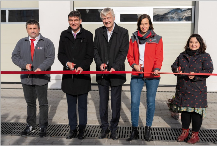 Banddurchschnitt zur Inbetriebnahme der neuen Rettungswache in Markkleeberg: Rico Strobel, Henry Graichen, Karsten Schütze, Katharina Höhne, Joanna Winter. Foto: DRK Leipzig-Land