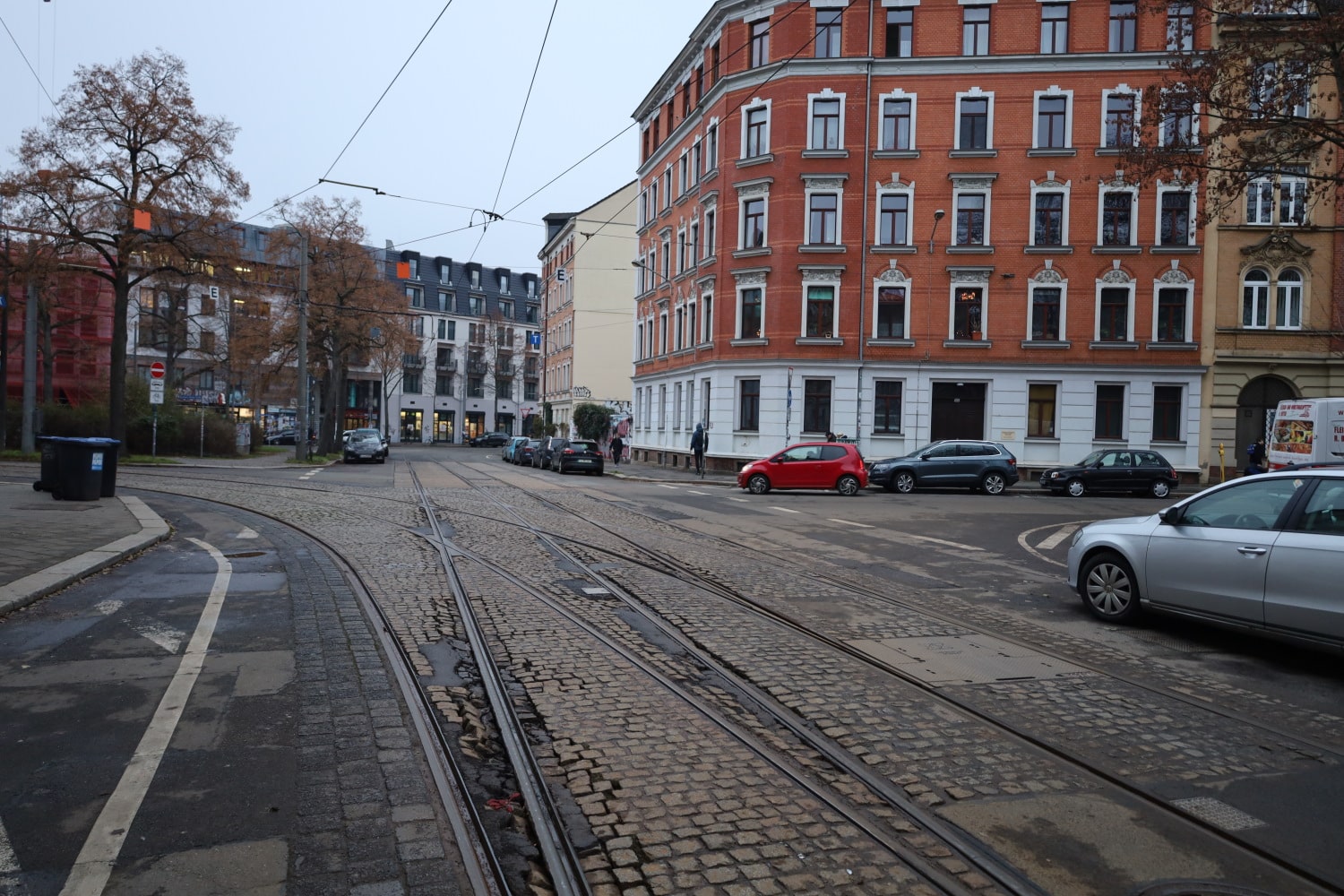 Die Gleise an der Kreuzung Wiedebachstraße/Bernhard-Göring-Straße. Foto: Ralf Julke