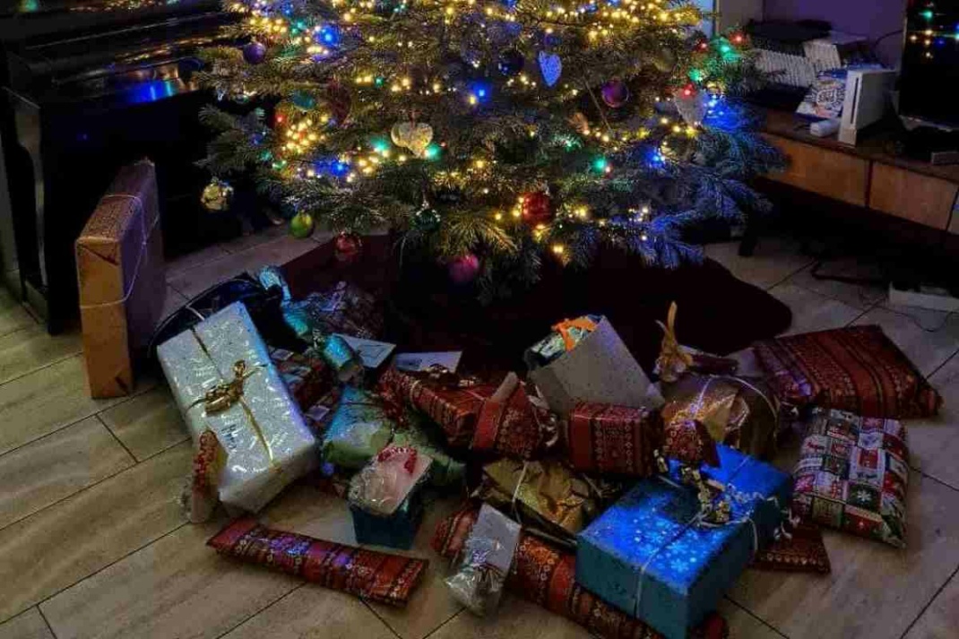 Weihnachtsgeschenke unter einem Weihnachtsbaum