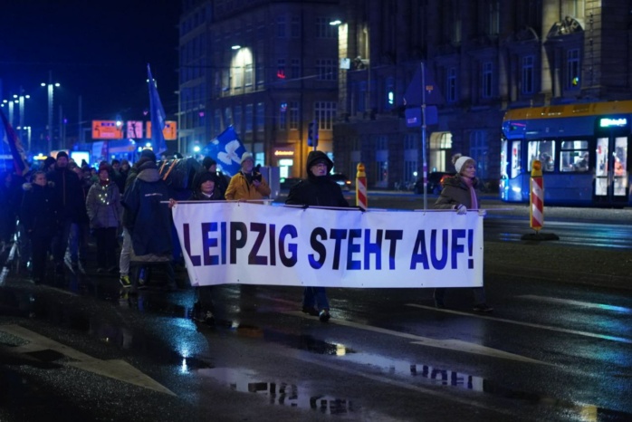 Das letzte Mal vor Weihnachten und wieder ein paar weniger: gerade noch 80 Teilnehmende bei "Leipzig steht auf" am 19.12.2022. Foto: Ferdinand Uhl
