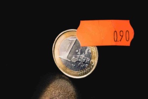 Eine Ein-Euro-Münze mit einem 90 Cent Preisschild