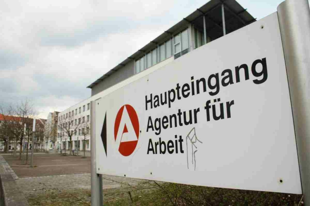 Schild mit der Aufschrift Haupteingang Agentur für Arbeit
