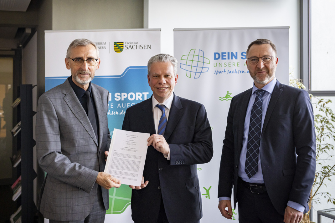 Staatsminister Armin Schuster mit LSB-Präsident Ulrich Franzen und LSB-Schatzmeister Frank Detlef Mayrle (v. l.)