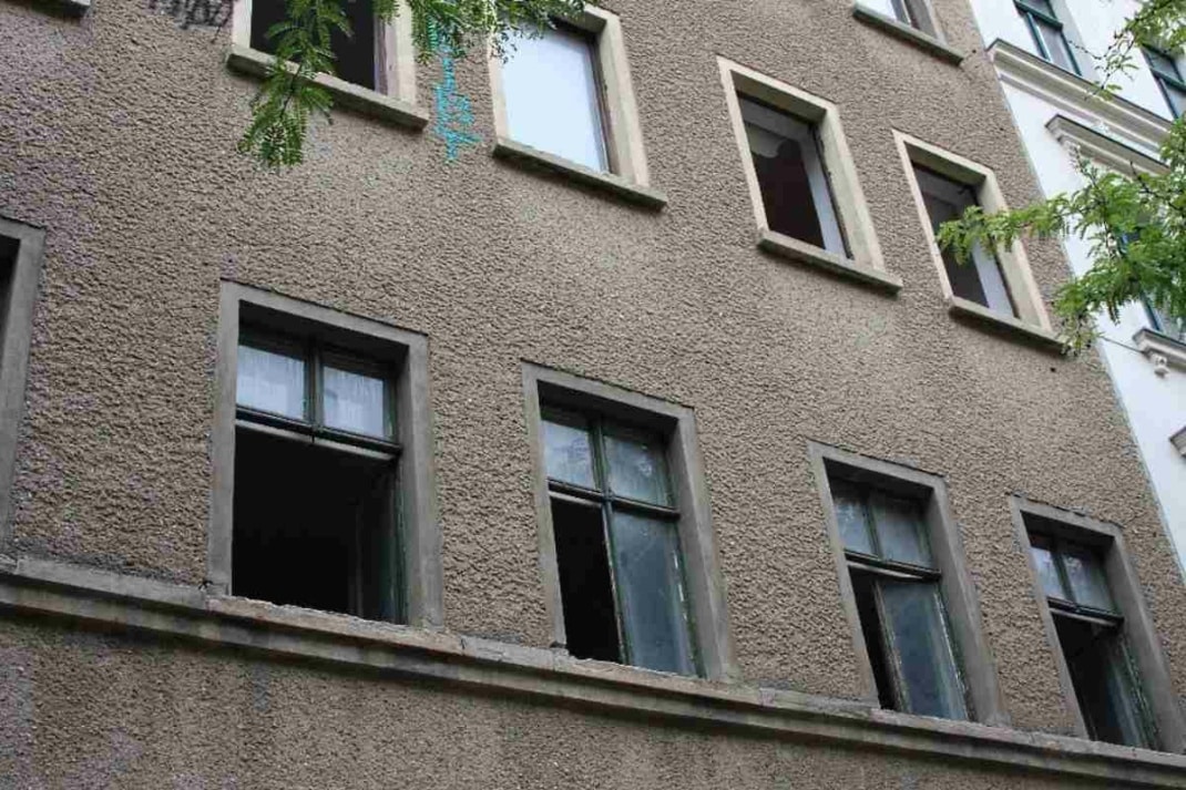 Hausfront mit geöffneten Fenstern