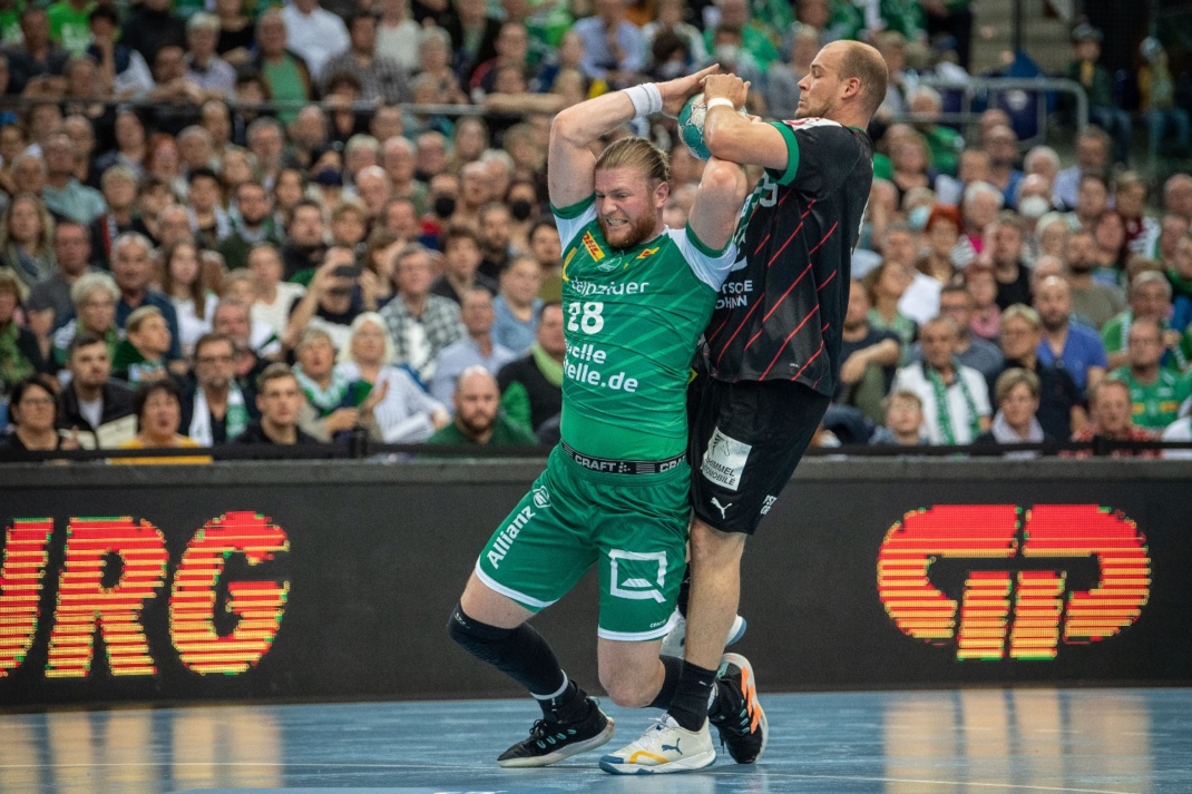 Maciej Gebala und Paul Drux im Zweikampf