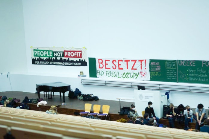 Seit dem Nachmittag des 12. Dezember 2022 besetzten Aktivist/-innen das Audimax der Leipziger Universität. Foto:  LZ