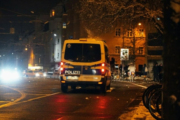 Erster Schnee, da ist die Polizei nicht weit in Connewitz