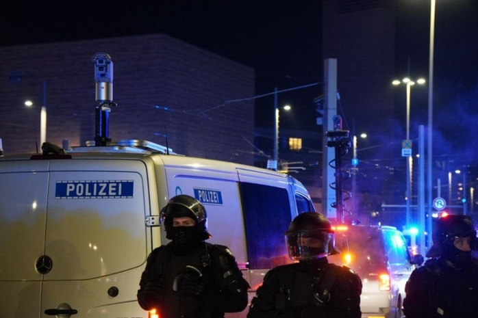 Polizei am Leuschnerplatz, wo die Demo bis etwa 21 Uhr steht. Foto: LZ