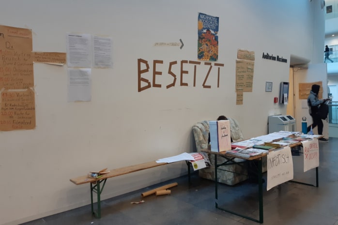 Ein Infostand von "End Fossil: Occupy!" vor dem Audimax der Uni Leipzig im Neuen Augusteum am Augustusplatz am 13.12.2022