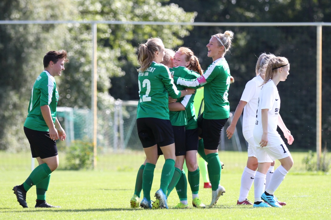 Ein paar Fussballerinnen in grünen Trikots und schwarzen Hosen liegen sich jubelnd in den Armen. Foto: Jan Kaefer (Archiv)