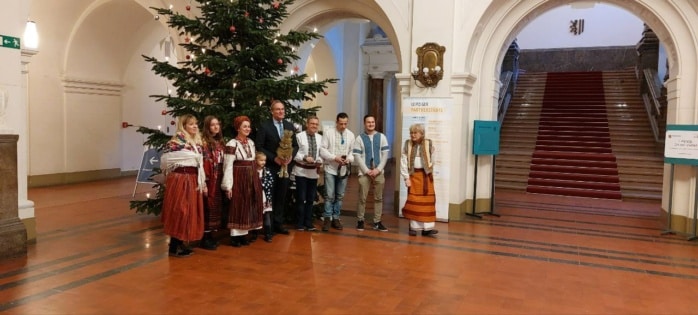Mitglieder der Ukrainischen Gemeinde Leipzig und OB Burkhard Jung posieren vor dem Weihnachtsbaum in der Unteren Wandelhalle des Neuen Rathauses in Leipzig