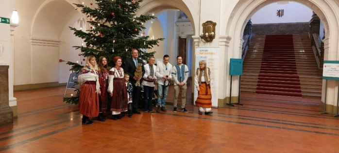 Mitglieder der Ukrainischen Gemeinde Leipzig und OB Burkhard Jung posieren vor dem Weihnachtsbaum in der Unteren Wandelhalle des Neuen Rathauses in Leipzig 