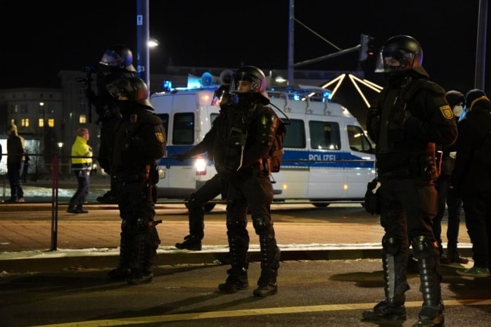 Polizei am Leuschnerplatz, wo die Demo bis etwa 21 Uhr steht. Foto: LZ