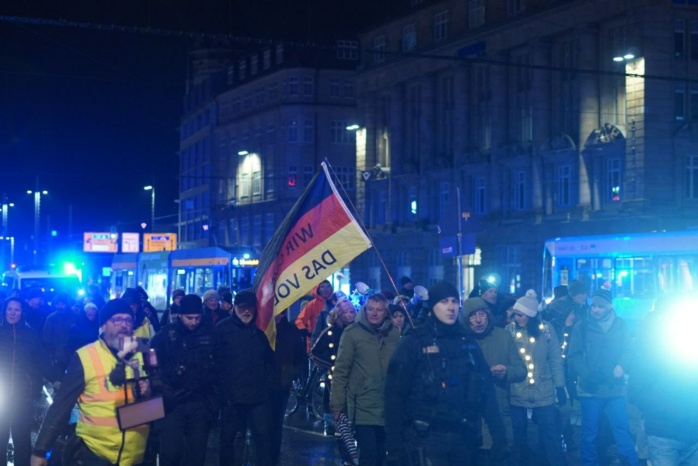 Das letzte Mal vor Weihnachten und wieder ein paar weniger: gerade noch 80 Teilnehmende bei "Leipzig steht auf" am 19.12.2022. Foto: Ferdinand Uhl