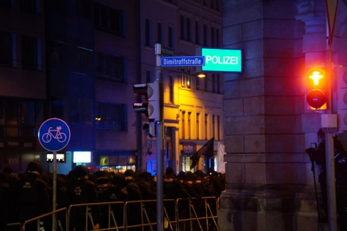 Kurz nach 21 Uhr geht es vorbei am Polizeipräsidium Leipzigs. Foto: LZ