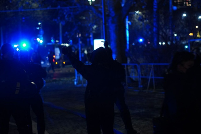 Wie gewohnt auch der Gegenprotest vor Ort. Foto: Ferdinand Uhl