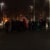 Menschen versammeln sich am Abend auf dem Leipziger Richard-Wagner-Platz, um zu demonstrieren