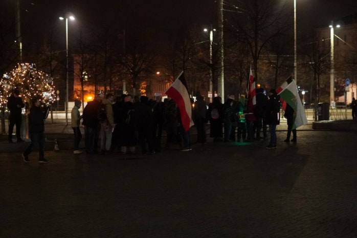 Menschen versammeln sich am Abend auf dem Leipziger Richard-Wagner-Platz, um zu demonstrieren