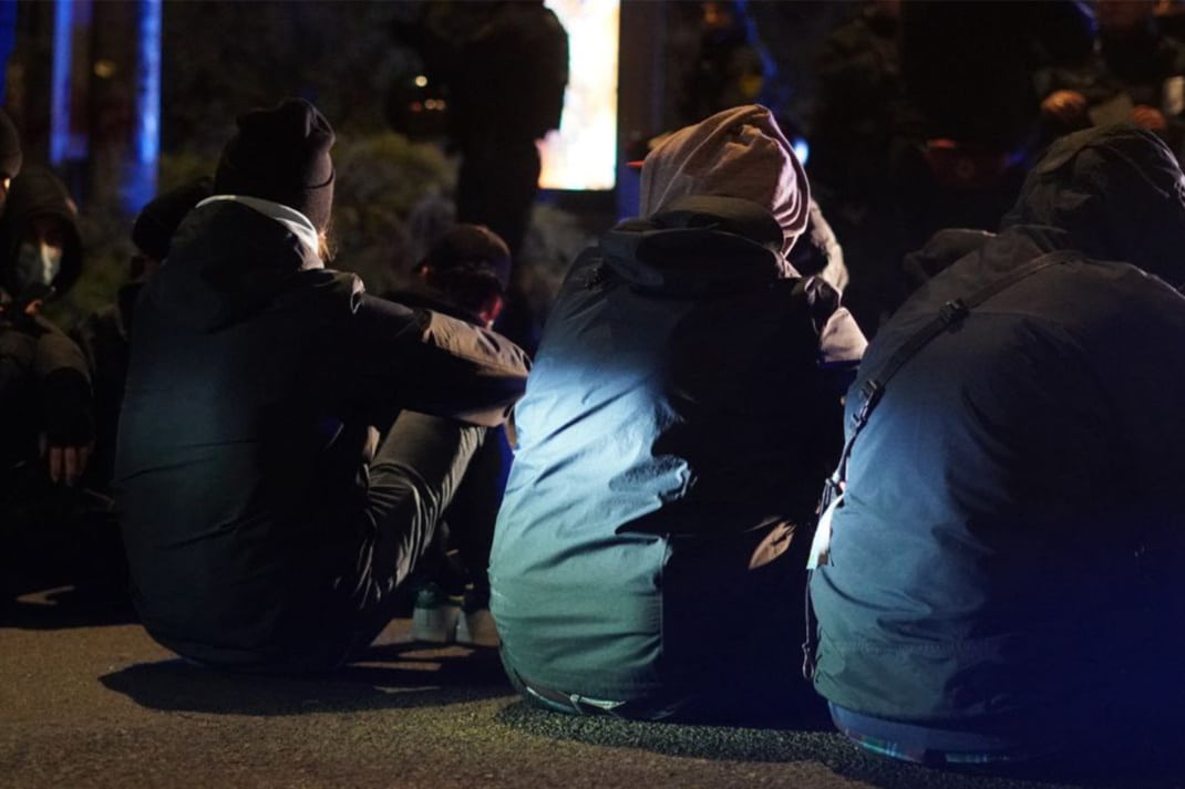 Sitzende Demo-Teilnehmende