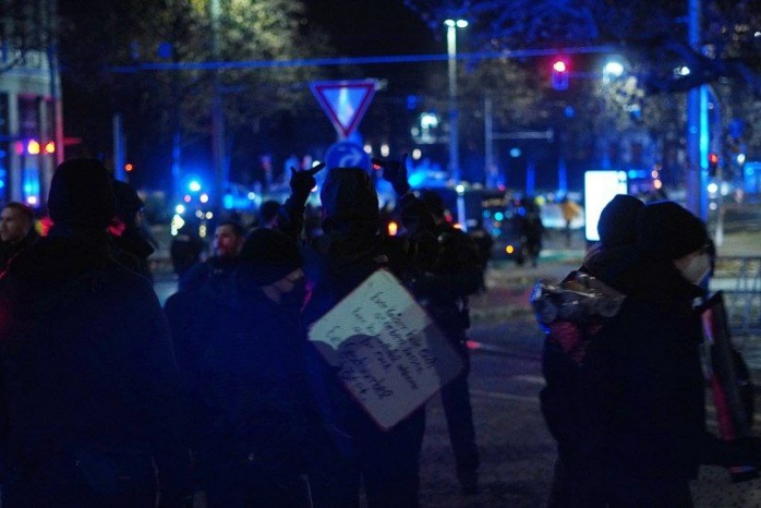 Wie gewohnt auch der Gegenprotest vor Ort. Foto: Ferdinand Uhl