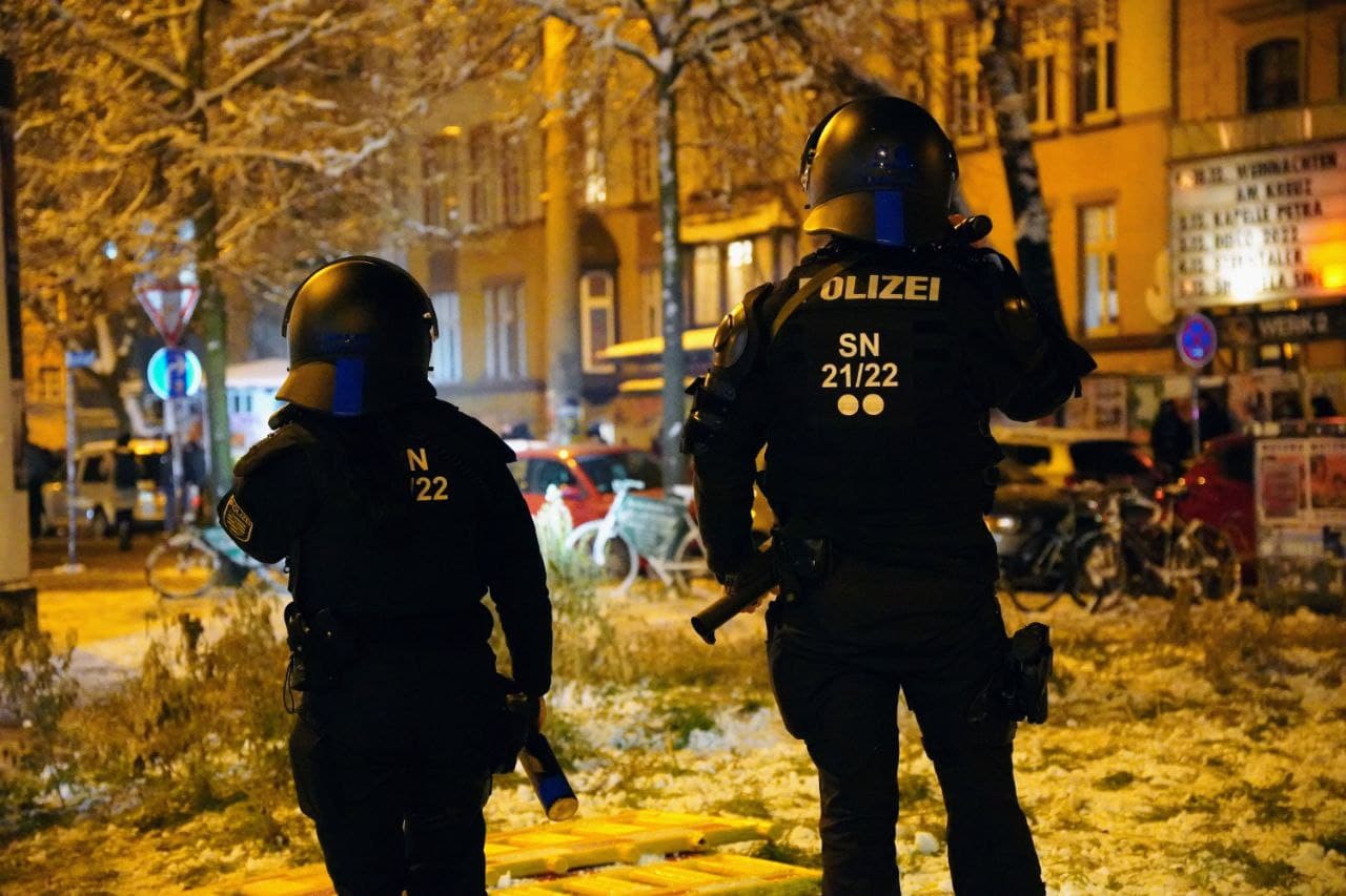 Argwöhnische Polizisten zur Schneeballschlacht am Connewitzer Kreuz.